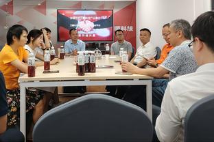 邮报：输给维拉后，波切蒂诺在更衣室内鼓舞球员们